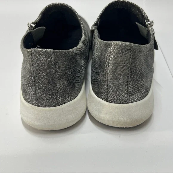 JOHNSTON & MURPHY Women’s Size 7 1/2 Silver Metallic Ankle Bootie - Picture 6 of 9